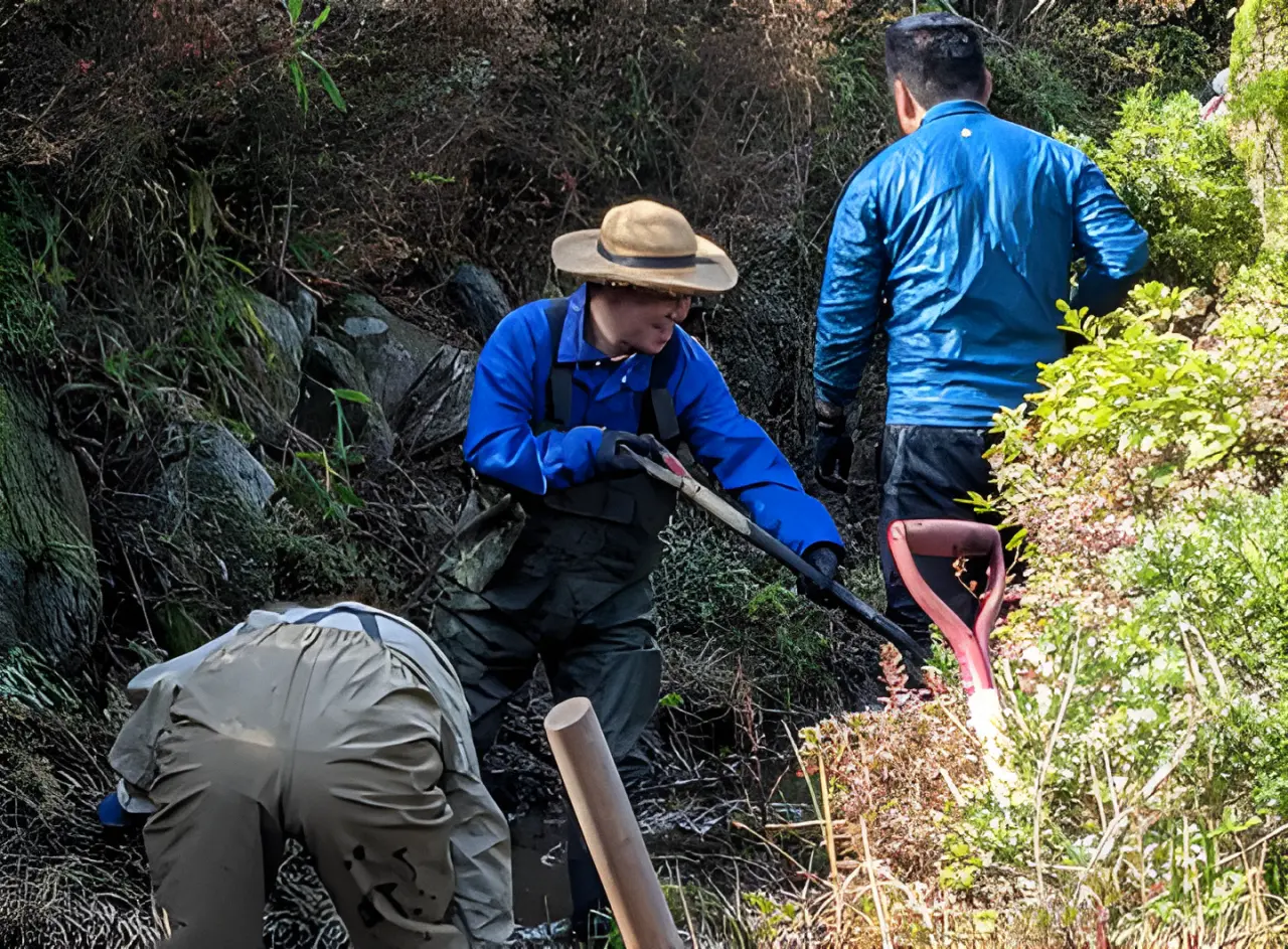 小川の泥さらいをする男性陣